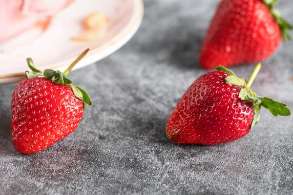 Erdbeeren auf dem Betongrund — Stockfoto