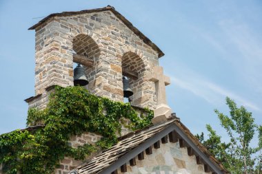 Kilise binasının çatısında çanlar çalıyor.