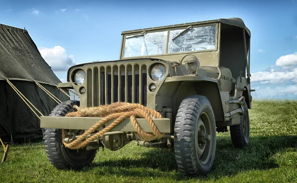 Eski bir Willys MB 'si çadırın yanındaki bir araziye park etmiş.