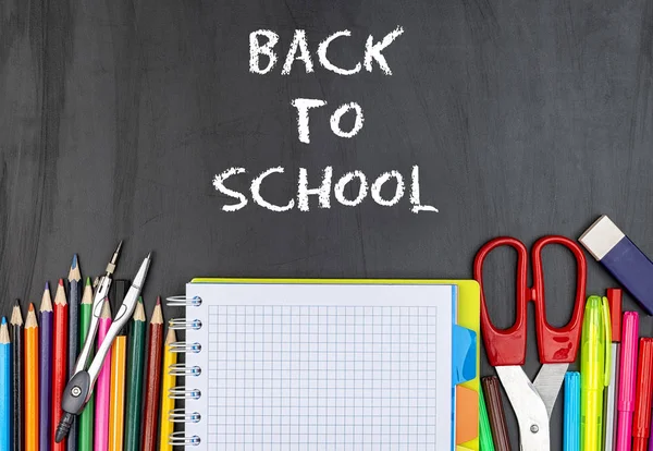 Okul suppiles siyah arka plan kurulu.