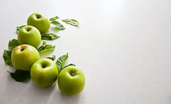 Pommes Vertes Sur Fond Blanc — Photo