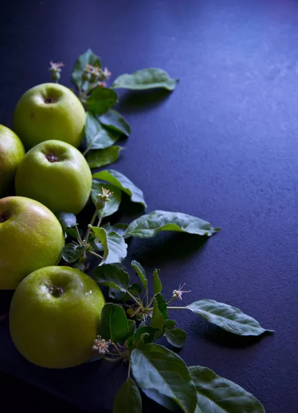 Manzanas Verdes Sobre Fondo Oscuro —  Fotos de Stock