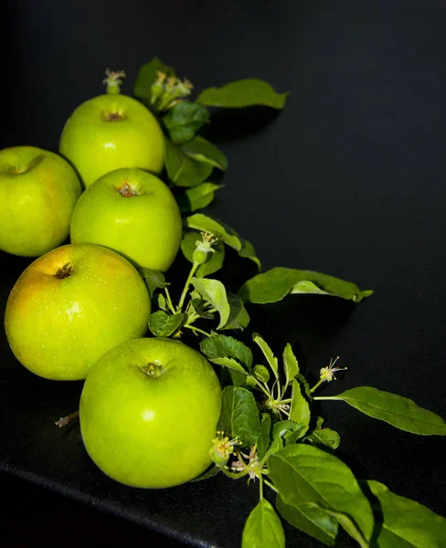 Pommes Vertes Sur Fond Sombre — Photo