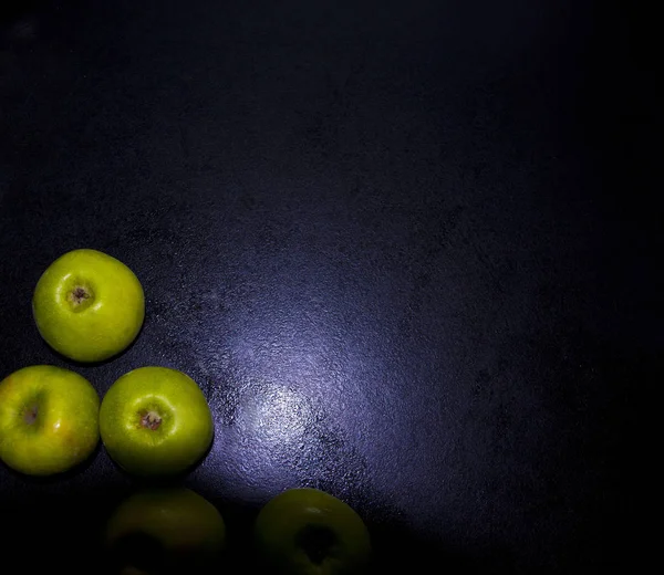 Pommes Vertes Sur Fond Sombre — Photo