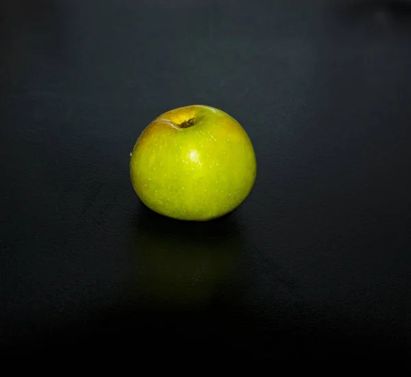 Pomme Verte Sur Fond Sombre — Photo