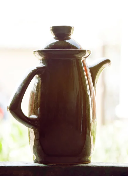 老棕色水罐或花瓶 — 图库照片
