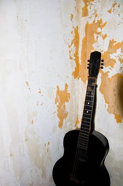 Vieille Guitare Dans Salle Grunge — Photo