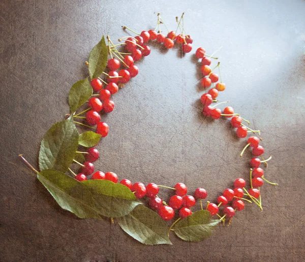 Cerezas Que Yacía Forma Corazón Hermosa Composición Romántica Fondo — Foto de Stock