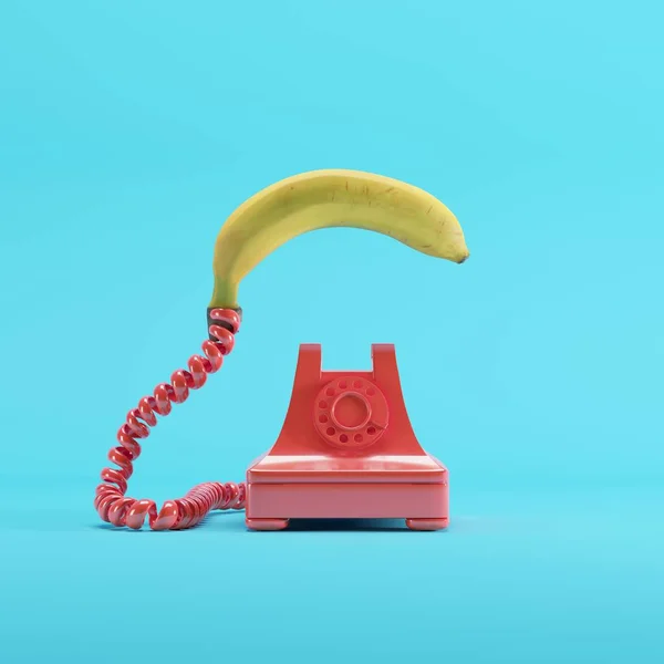バナナ電話ブルーのパステル カラーの背景に赤のビンテージ電話 最小限のアイデア コンセプト — ストック写真