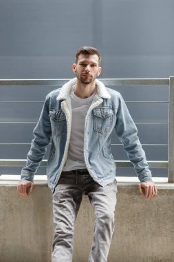 Adam otoparkta poz veriyor.