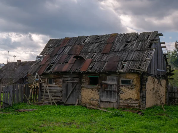 Casa de pueblo de madera descuidada — Foto de Stock