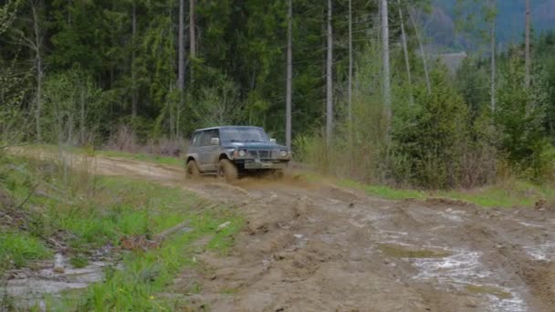 Road Jármű Sárban Suv Szélesség Nagy Kerék Lovagol Szennyeződés Hegyi — Stock videók