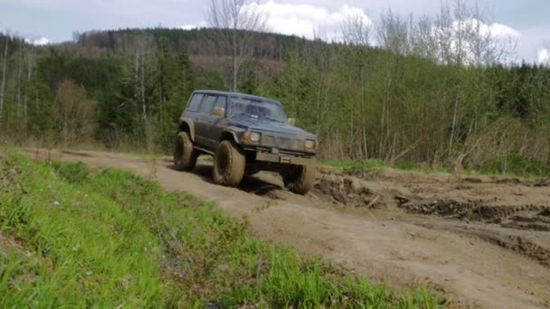 Road Vehicle Mud Side View Suv Rides Dirt Road — Stock Video