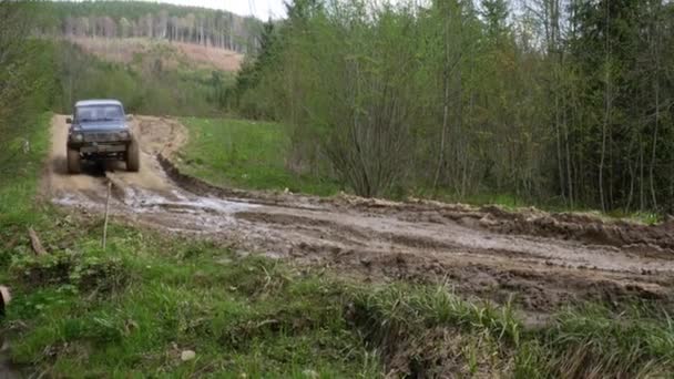 Suv Camino Tierra Vehículo Todoterreno Paseos Rápidos Charco Carretera Barro — Vídeos de Stock