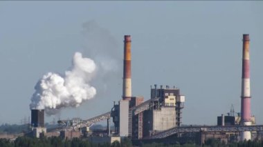 Hava kirleticiler emisyonları büyük baca içme yığını. Büyük baca yığını tarafından atmosfere salınan hava kirleticilerinin zehirli dumanı çevreyi kirleterek sera etkisine ve diğer çevre sorunlarına neden olur..