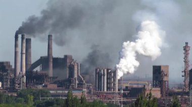 Hava kirletici emisyonları. Metalurji endüstrisindeki yan ürün kok fabrikasında baca içilen baca dan sıcağı ile atmosfere salınan hava kirleticilerin zehirli dumanı çevreyi kirleterek sera etkisine ve diğer çevre sorunlarına neden olur..