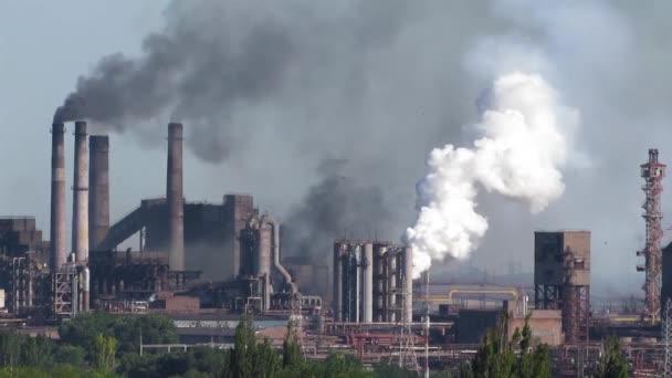 大気汚染物質の排出量 冶金産業の副産物コークス工場で煙突の煙突によって大気中に放出される大気汚染物質の有毒煙は 環境を汚染し 温室効果およびその他の環境問題を引き起こす — ストック動画