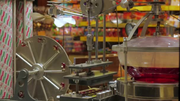 Μαγική Μηχανή Γλυκών Φανταστική Γραμμή Παραγωγής Κάνει Κόκκινο Ζαχαρένια Από — Αρχείο Βίντεο