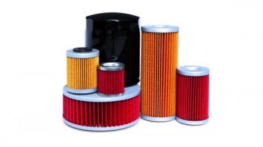 Motor yağı filtreleri (izole). Kırmızı, sarı ve siyah motor yağı filtrelerinin bileşimi (insert ve vidalı) siyah filtrede kopyalama alanı için küçük bir alanla beyaz arka planda döner.