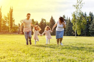 Birlikte yaz tarlada çalışan aile gülümseyen