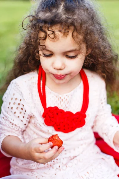 Verano Día Soleado Brillante Parque Una Niña Rizada Divertida Come —  Fotos de Stock