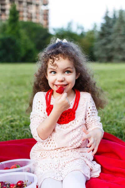 Niño Comiendo Fresas Campo Hierba Primavera —  Fotos de Stock