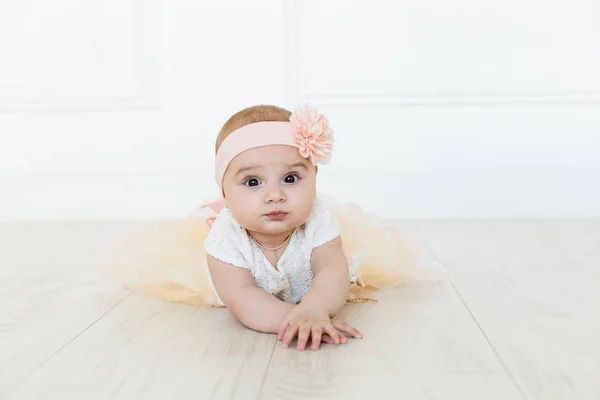 Bebê Bonito Fundo Branco Feche Cabeça Tiro Uma Menina Branca — Fotografia de Stock