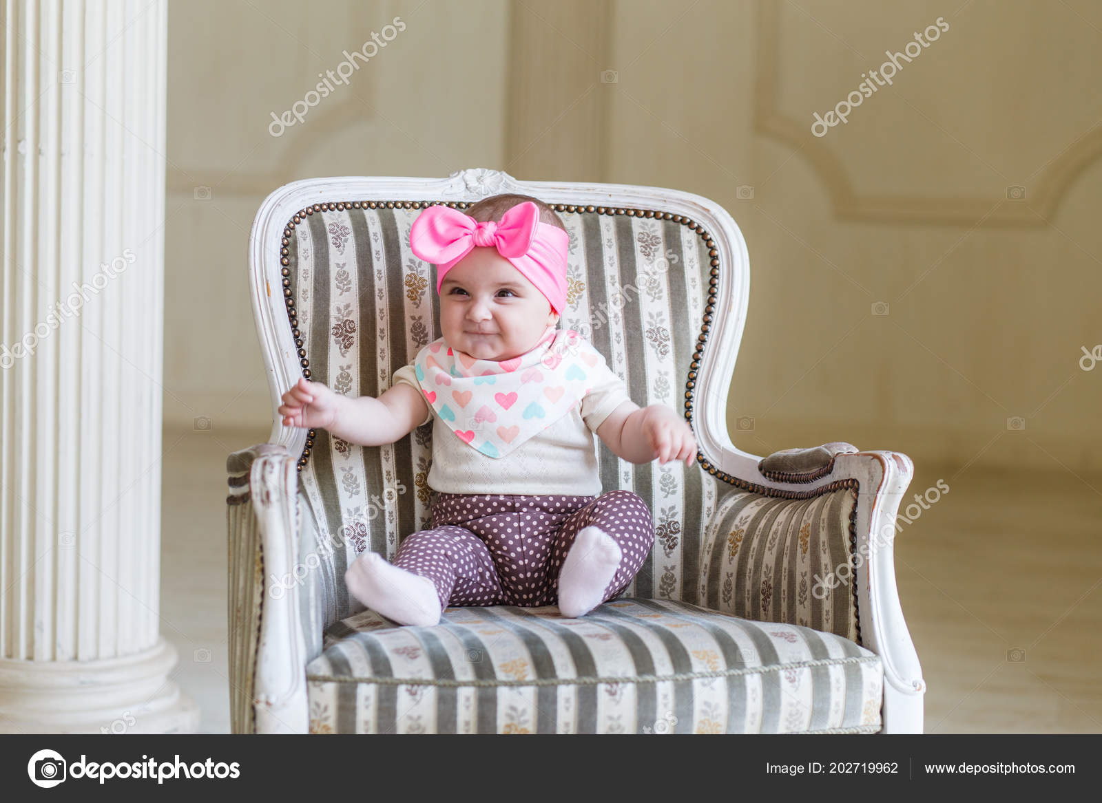 Une Petite Fille Dont La Moitie D Annee 6 Mois En Corps Mignon Et Jupe Avec Un Arc Lumineux Sur La Tete Doux Sourire Bebe Fille En Studio Image Libre De Droit Par