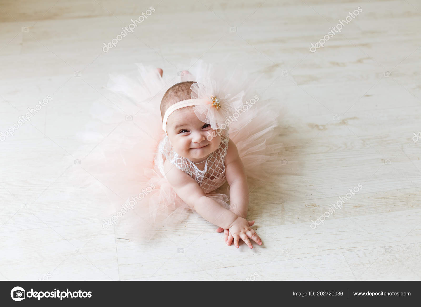 Bebe Fille Portant Un Tutu Peche Jolie Petite Fille Souriante Couchee Sur Le Sol Sur Fond Cremeux Adorable Sourire Image Libre De Droit Par Ternavskaia O Gmail Com C