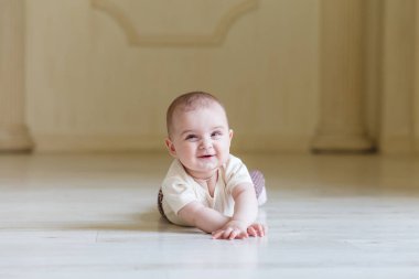 Şirin mutlu 6 ay kapalı tarama parlak yay ile küçük kız. Açık dağ oldukça gülümseyen bebek kız. Açık renkli