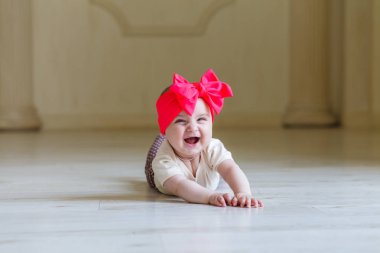 Şirin mutlu 6 ay kapalı tarama parlak yay ile küçük kız. Açık dağ oldukça gülümseyen bebek kız. Açık renkli