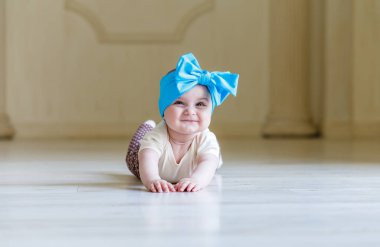 Şirin mutlu 6 ay kapalı tarama parlak yay ile küçük kız. Açık dağ oldukça gülümseyen bebek kız. Açık renkli