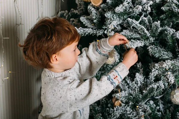 Criança Bonito Decorar Árvore Natal Com Contas Vermelhas — Fotografia de Stock