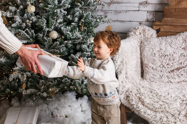 Feliz Pai Filho Segurando Presentes Natal Sala Estar — Fotografia de Stock