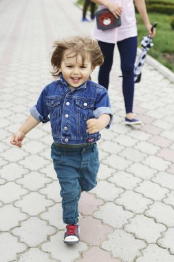 Açık havada oyun toddler oğlu ile genç anne