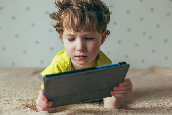 Kleinkind Starrt Auf Tablet Bildung Gadget Abhängigkeit Technologie Sucht Kindersehkraft — Stockfoto