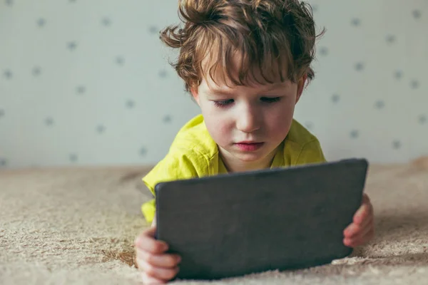Peuter Staren Tablet Onderwijs Gadget Afhankelijkheid Technologie Verslaving Kind Gezichtsvermogen — Stockfoto