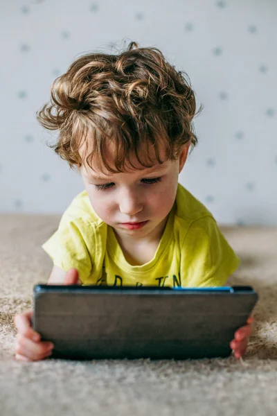 Kleinkind Starrt Auf Tablet Bildung Gadget Abhängigkeit Technologie Sucht Kindersehkraft — Stockfoto