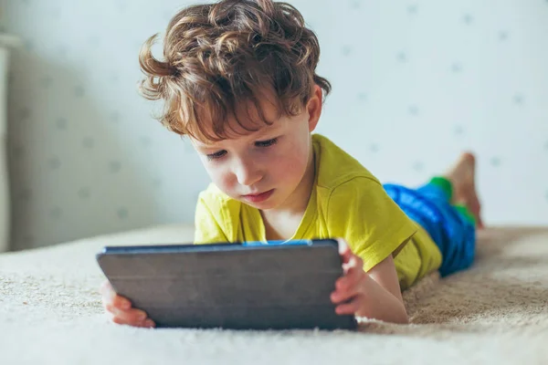 Kleinkind Starrt Auf Tablet Bildung Gadget Abhängigkeit Technologie Sucht Kindersehkraft — Stockfoto