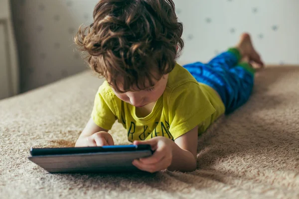 Kleinkind Starrt Auf Tablet Bildung Gadget Abhängigkeit Technologie Sucht Kindersehkraft — Stockfoto