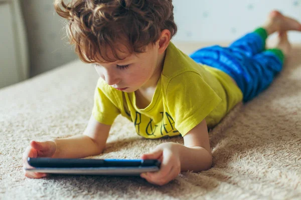 Kleinkind Starrt Auf Tablet Bildung Gadget Abhängigkeit Technologie Sucht Kindersehkraft — Stockfoto