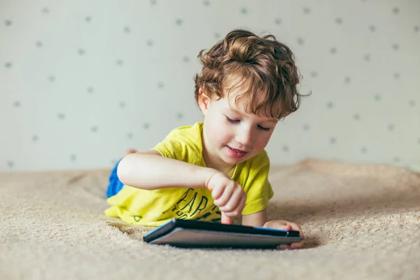Kleiner Süßer Junge Grünem Shirt Der Spiele Auf Einem Tablet — Stockfoto