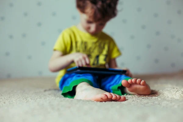 Bebé Con Tablet Foto Cerca Las Manos — Foto de Stock