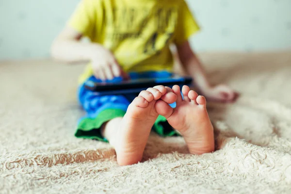 Baby met tablet pc. Close-up foto van de handen — Stockfoto