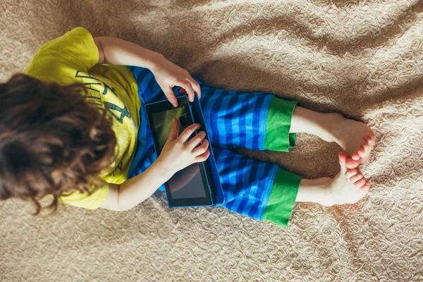 Ребёнок с планшетным компьютером. Крупным планом фото рук — стоковое фото