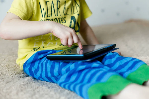 Baby mit Tablet-Computer. Nahaufnahme der Hände — Stockfoto