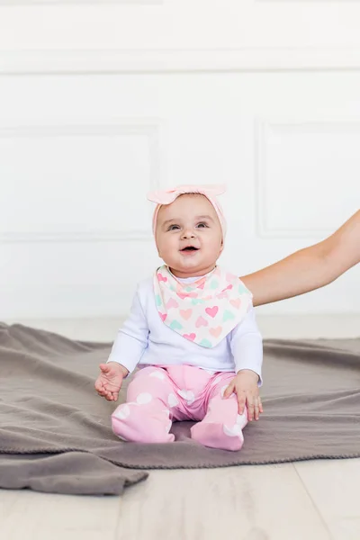 Mutlu Bir Şekilde Gülümseyen Güzel Kız Bebek — Stok fotoğraf