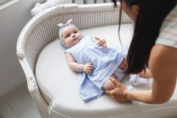 Bebé Niña Con Lindo Vestido Diadema Encuentra Una Cubierta Blanca — Foto de Stock