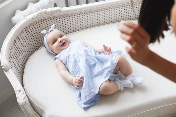 Bebé Niña Con Lindo Vestido Diadema Encuentra Una Cubierta Blanca — Foto de Stock