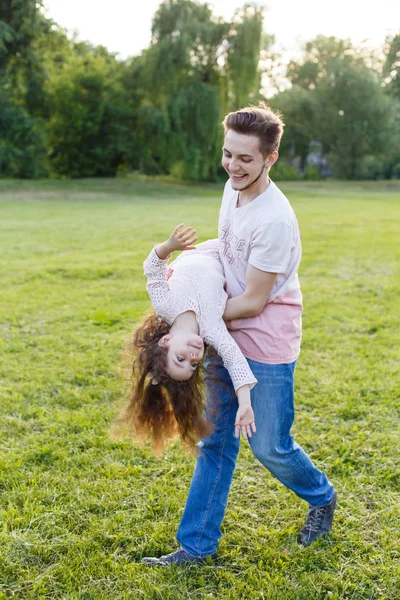 Família Paternidade Paternidade Conceito Pessoas Homem Feliz Menina Divertir Parque — Fotografia de Stock